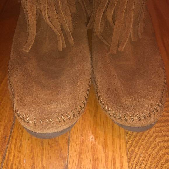 MINNETONKA FRINGE BOOTS - Picture 3 of 6